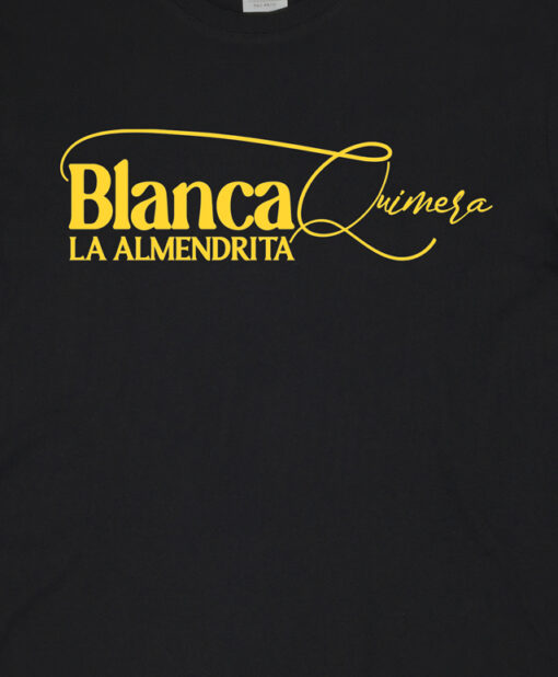 Camiseta-Blanca-La-Almendrita-Quimera-Negra-Amarilla-Detalle