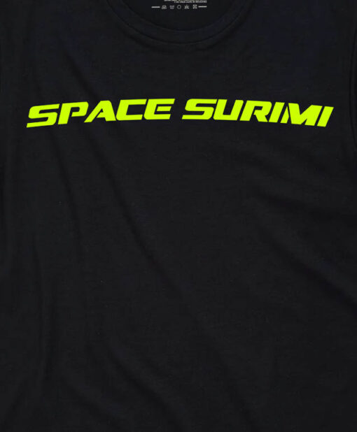 Space-Surimi-Camiseta-Negra-Logo-Verde-Flourescente-detalle-2