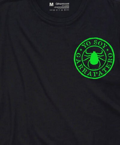CamisetaHombre-logo-garrapatero-negro-verde-detalle