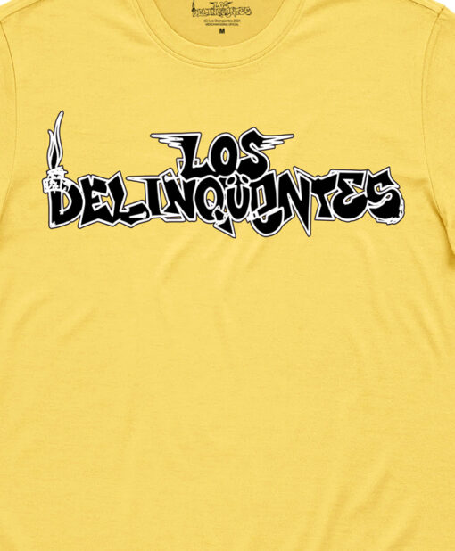 camiseta unisex los delinquentes alitas amarilla detalle